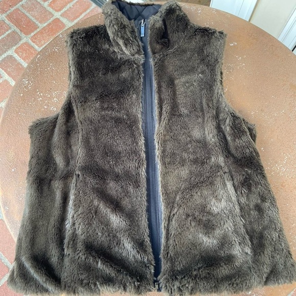 Reversible Faux fur black vest women’s size medium - Picture 5 of 6